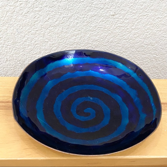 Vintage Hammered Copper Blue Glazed Enamel Swirl 7 1/4” Decorative Dish - Picture 8 of 12